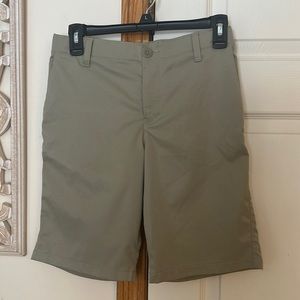 Under Armour Big Boys Golf  Beige Shorts . Size 14